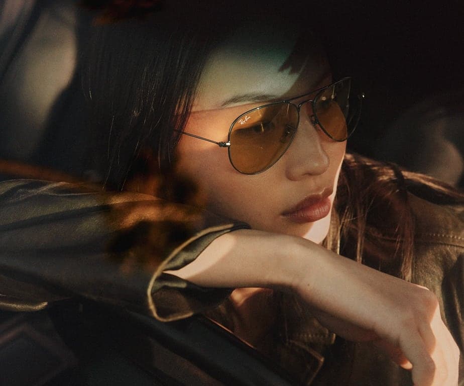 Vrouw met een Ray-Ban Aviator zonnebril