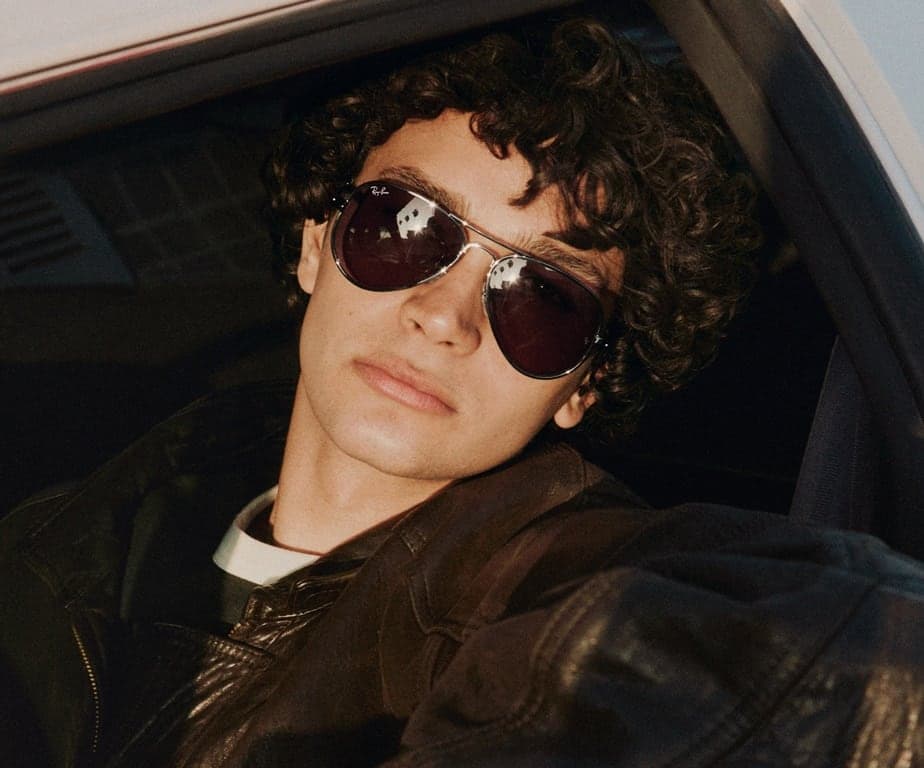 Man met een Ray-Ban zonnebril