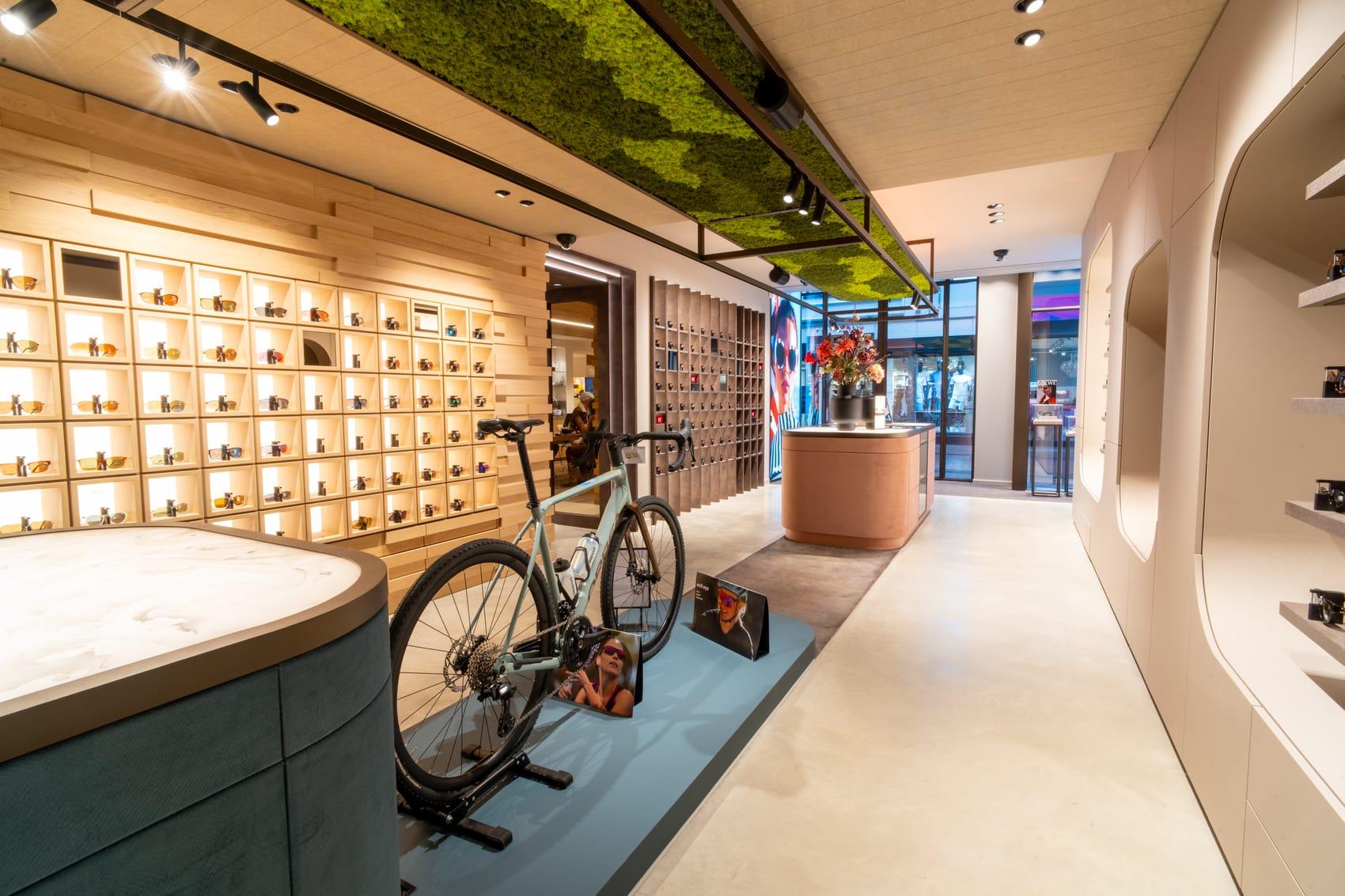 Houten brillenwanden onder een weelderig mosplafond